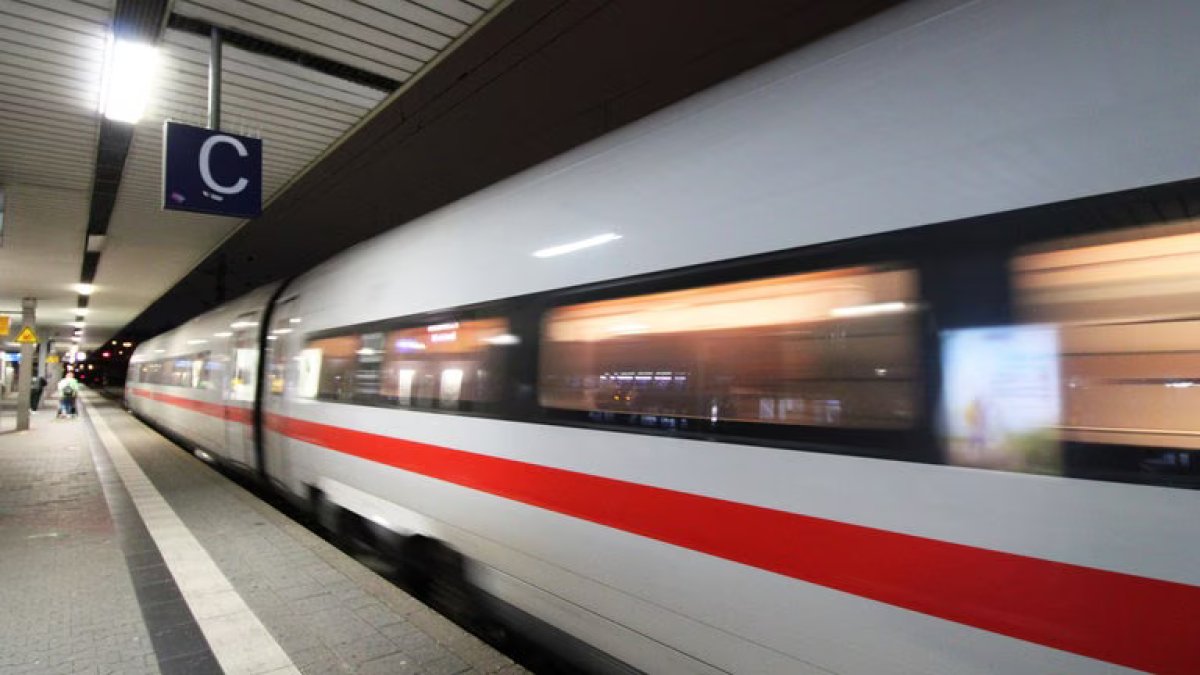 1 Me Xuong Tau Hut Thuoc Hai Con Nho Mot Minh Tren Chuyen Ice Ve Stuttgart