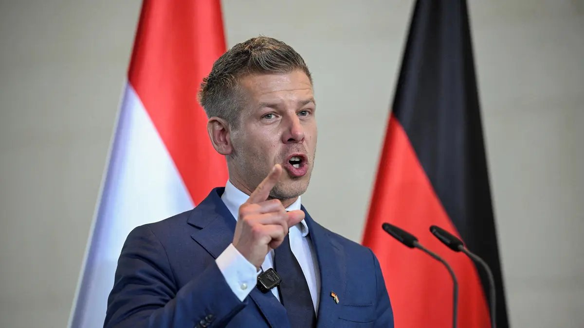 1 Hungary Doi Huong Ngoai Giao Moscow La Moi De Doa Tu Bo Di San Than Nga Cua Orban