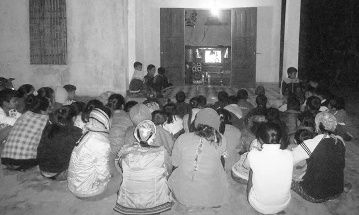 1 Thoi Tivi Den Trang To Tien Bang 1 Con Trau Mong Hau Nhu Ca Lang Di Xem Ke O Mot Nha Giau Co