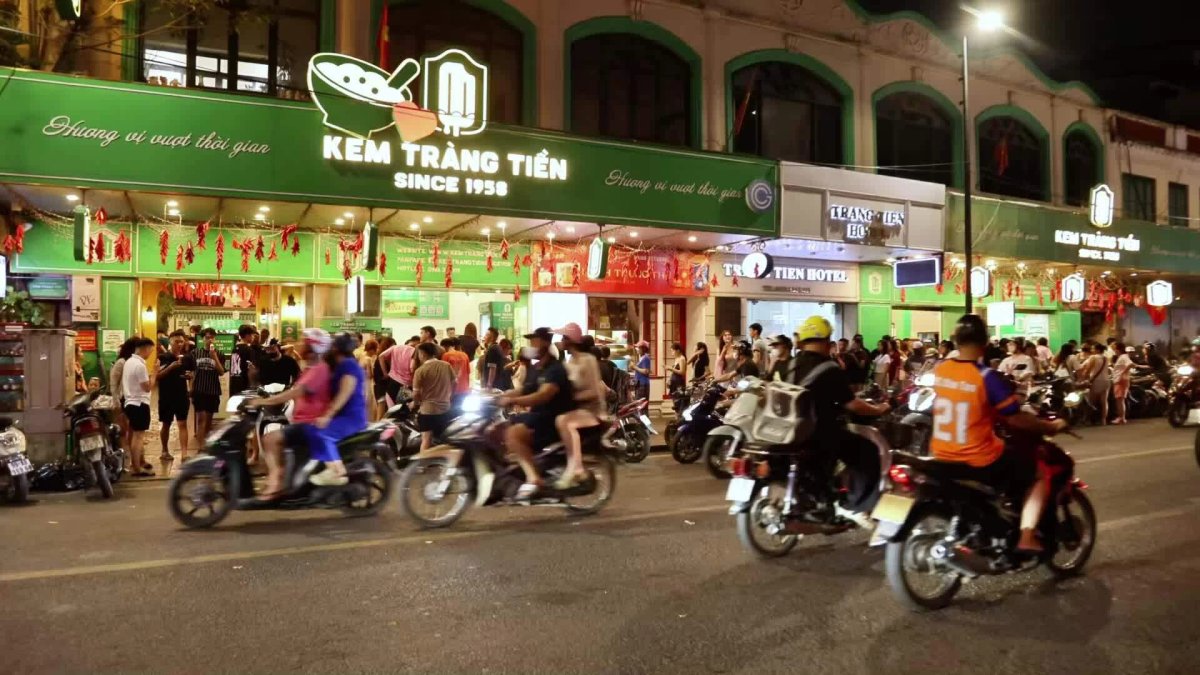 1 Hang Dai Nguoi Xep Hang Mua Kem Trang Tien Truoc Ngay Dong Cua