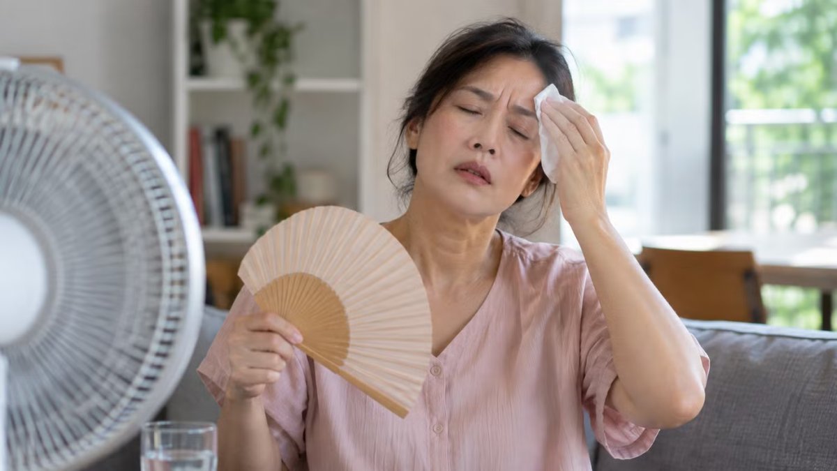 2 Dan Ong De Xuong Phong Do Phu Nu Lien Tuc Boc Hoa Khi Qua Tuoi 40 Vi Sao