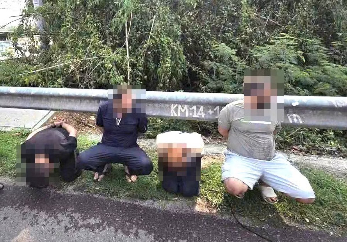 1 Nhom Nguoi Nuoc Ngoai Gia Vo Mua Vang Len Lay 3 Vong Kieng Roi Bo Chay