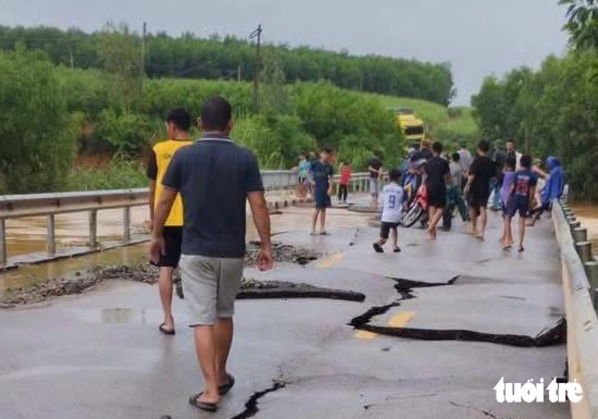 3 Nuoc Lu Rut Mat Duong Quoc Lo Hien Ra Nhu Banh Da Vo