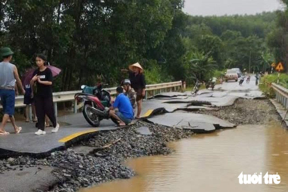 4 Nuoc Lu Rut Mat Duong Quoc Lo Hien Ra Nhu Banh Da Vo
