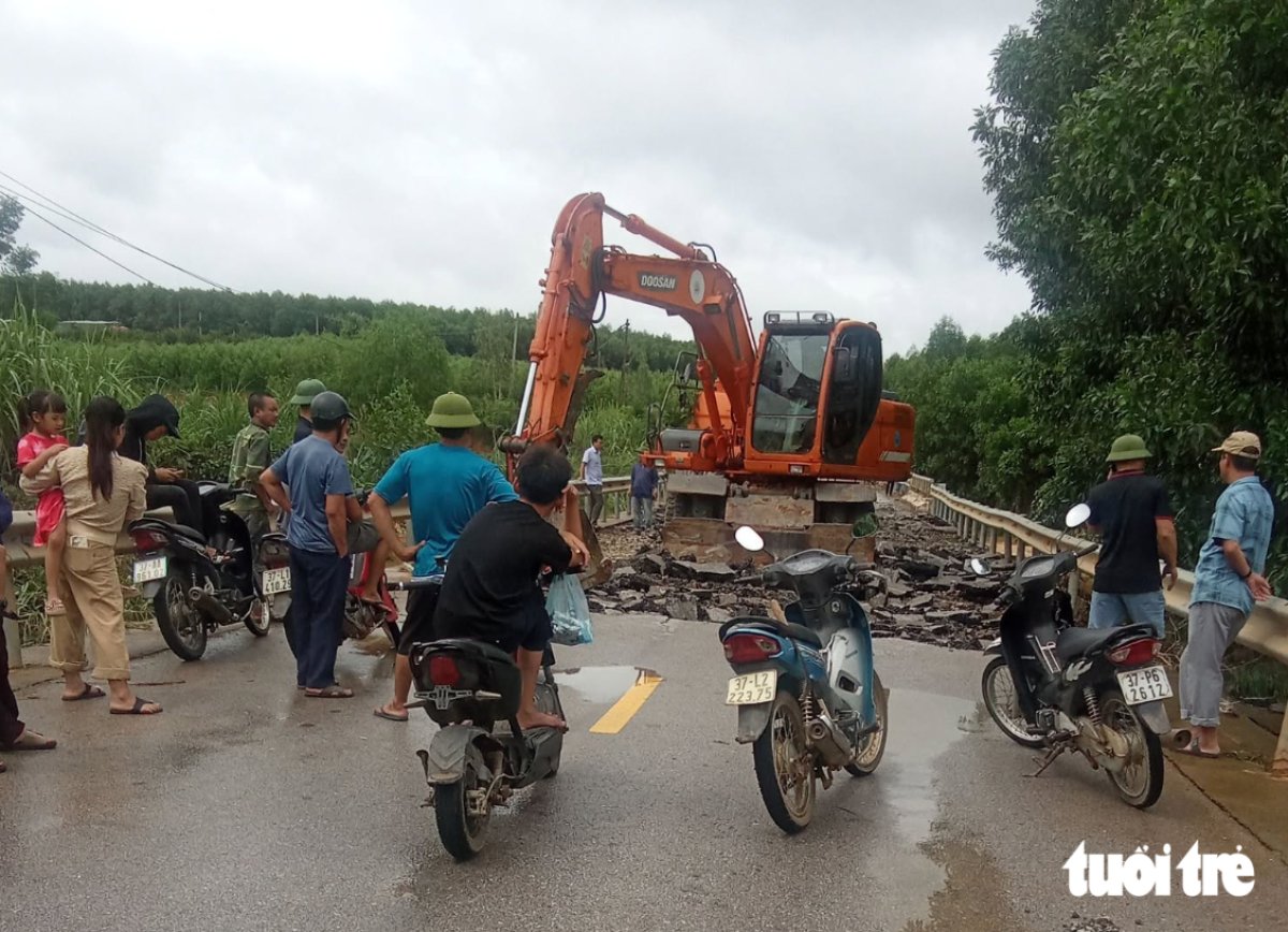 5 Nuoc Lu Rut Mat Duong Quoc Lo Hien Ra Nhu Banh Da Vo