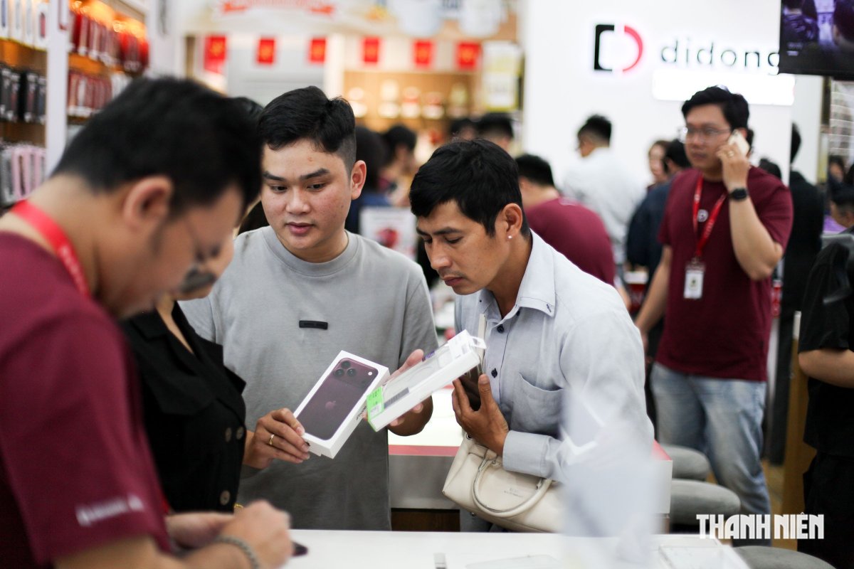 3 Ngay Dau Mo Ban Iphone 18 Pro Nguoi Viet Chen Chan Chi Tram Ti Len Doi Iphone