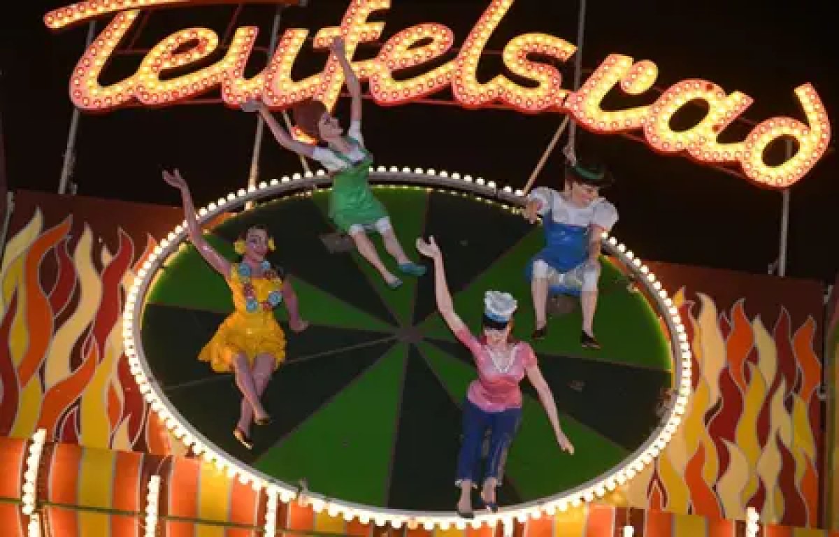 1 Oktoberfest Hang Chuc Nghin Video Quay Len Phu Nu Tai Tro Choi Teufelsrad