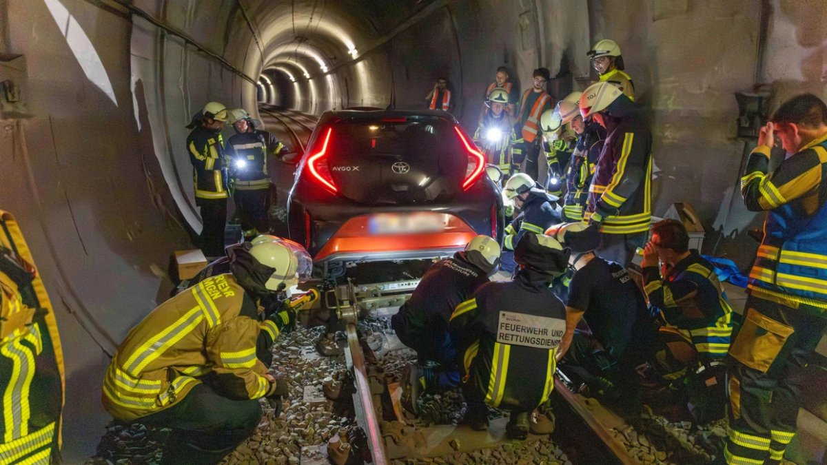 1 Phu Nu 63 Tuoi Lai Xe Vao Duong Ham U Bahn Bochum Chay Gan 1 Km