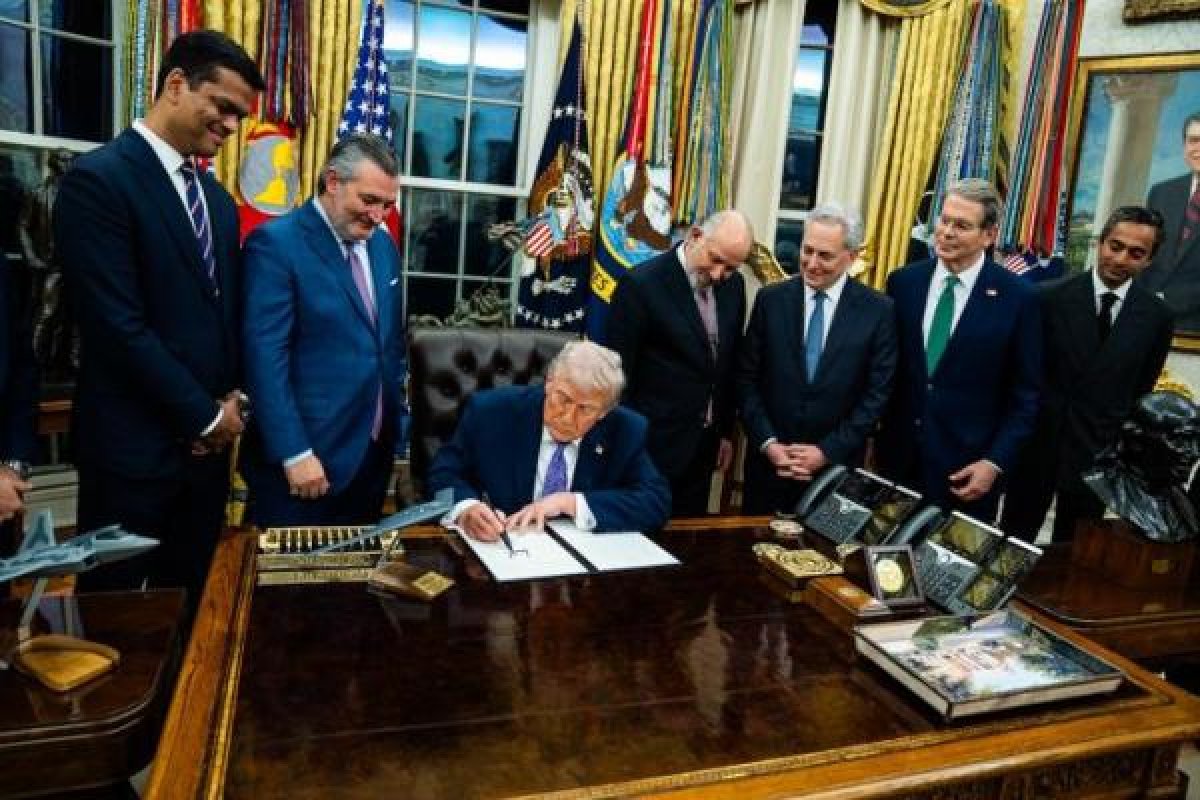 1 Trump Len Ke Hoach Lap Luc Luong Ai