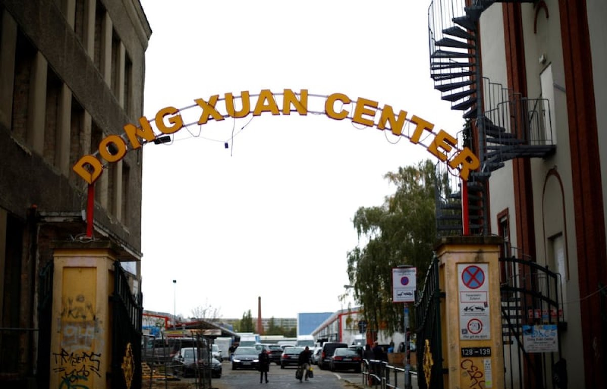 1 Dam Dao Tai Dong Xuan Center O Berlin Nghi Pham Bo Tron