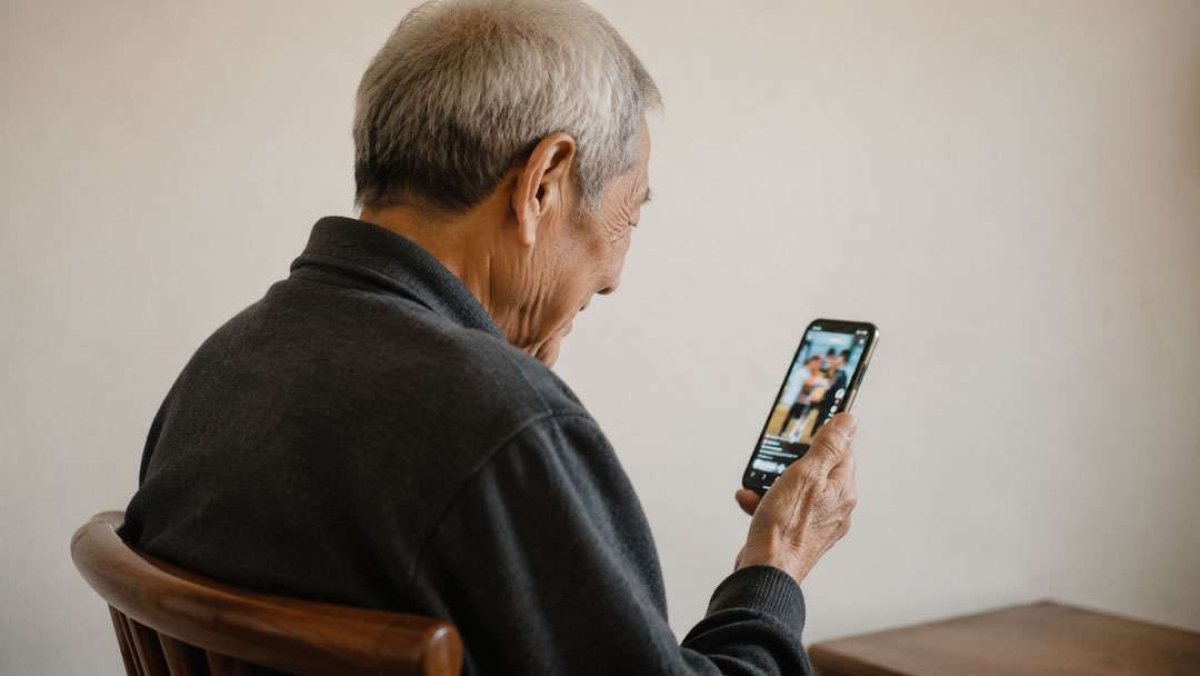4 Nguy Co Muc Ruong Nao Bo Va Ton Hai Nhan Thuc Khi Nguoi Co Tuoi Nghien Xem Phim Ngan Ai Suot Ngay