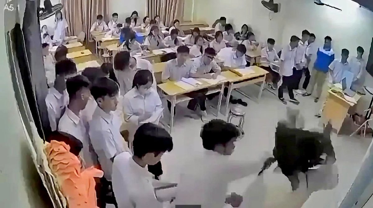 1 Bat Khan Cap Nam Sinh Dam Co Giao Ngay Tren Buc Giang O Ha Noi
