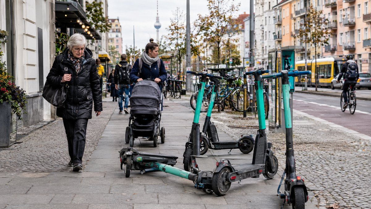1 Nguoi Dan Berlin Muon Cam Xe Scooter Dien Chi Vi Mot So Nguoi Thieu Y Thuc
