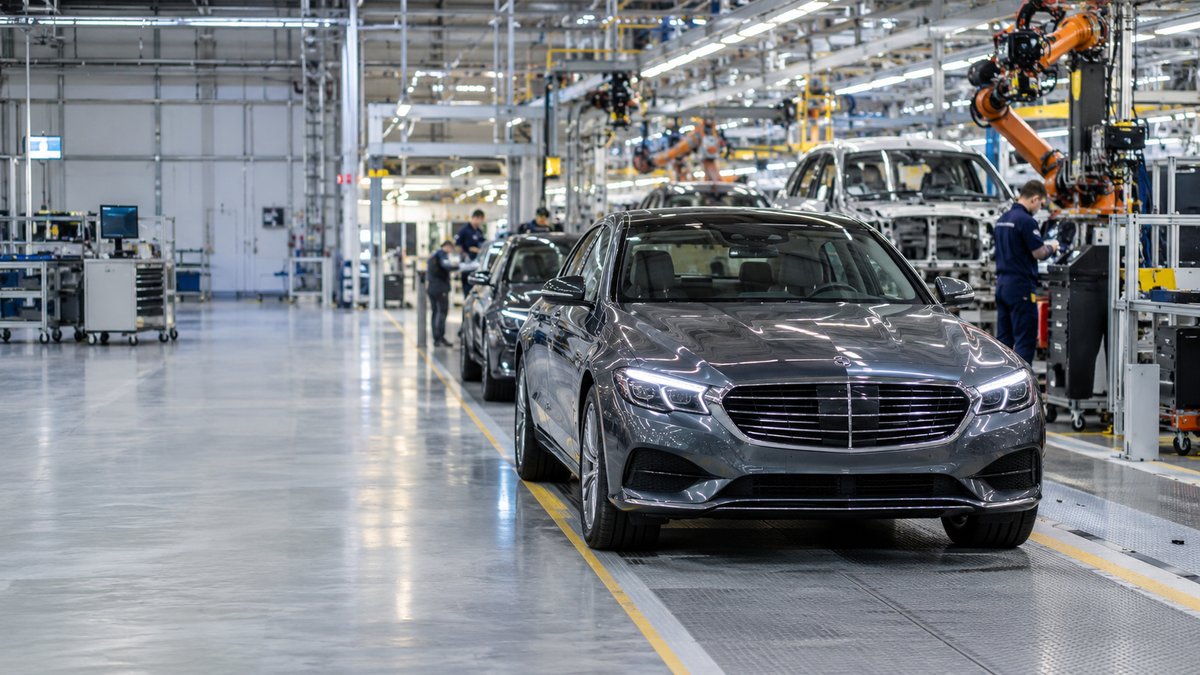 1 Mercedes Benz Noi Lai Chuong Trinh Cat Giam Nhan Su Tai Duc