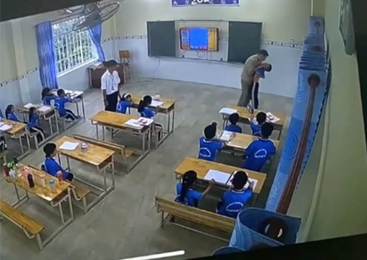 1 Can Tho Giao Vien Nguoi Nga Tat Hoc Sinh Lop 2 Tum Co Nhac Bong Em Khoi Lop